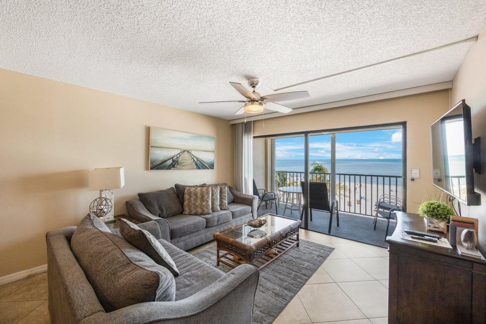 Direct Beachfront - 3b 2b - Beach Place #308 Apartment in Madeira Beach