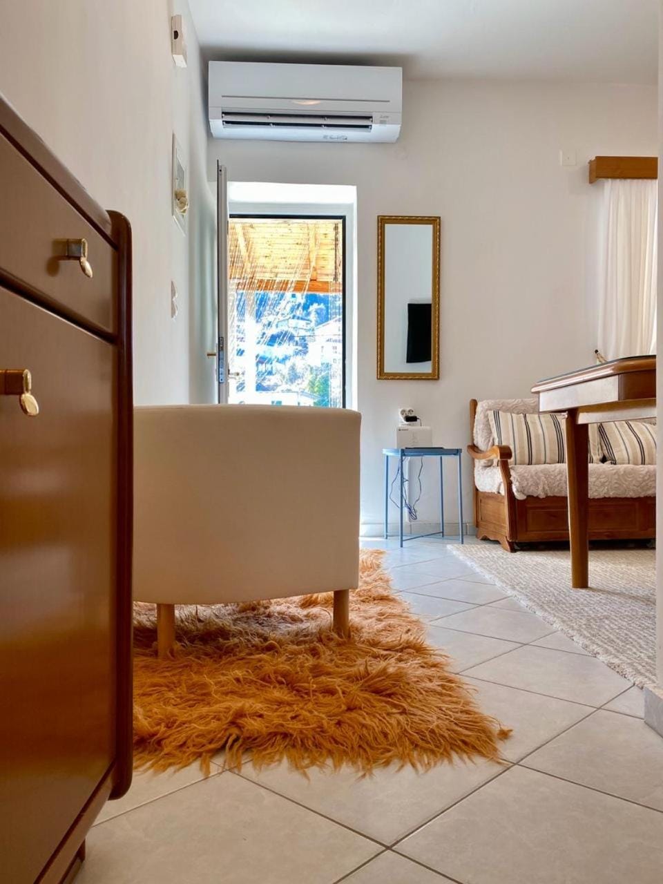 Living room, Seating area, air conditioner