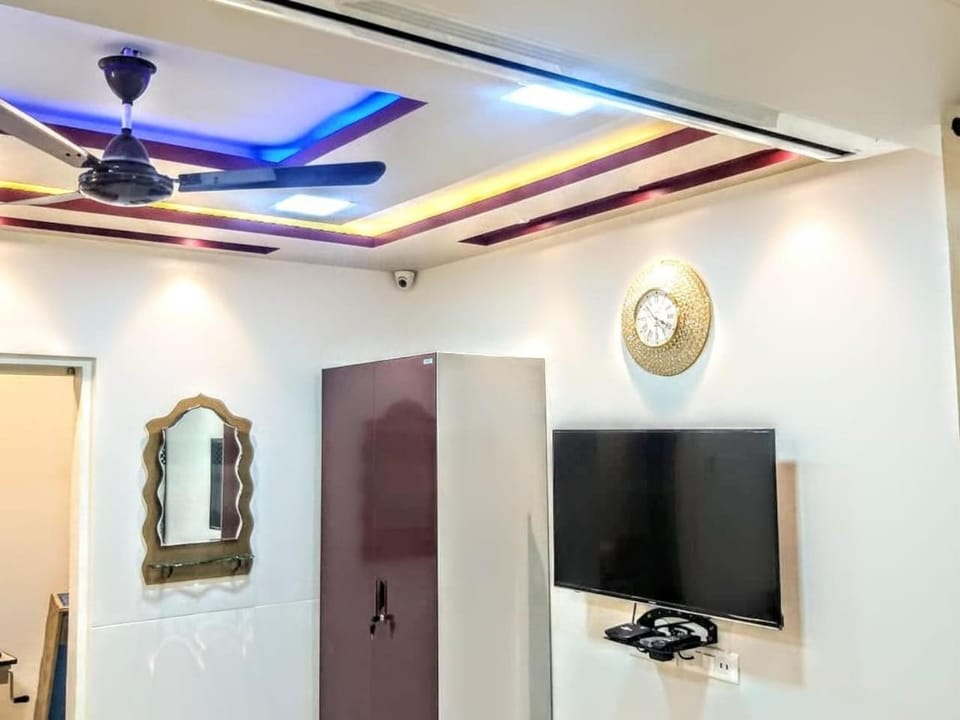 Cozy Furnished Apartment One Block From The Ocean Apartment in Mumbai