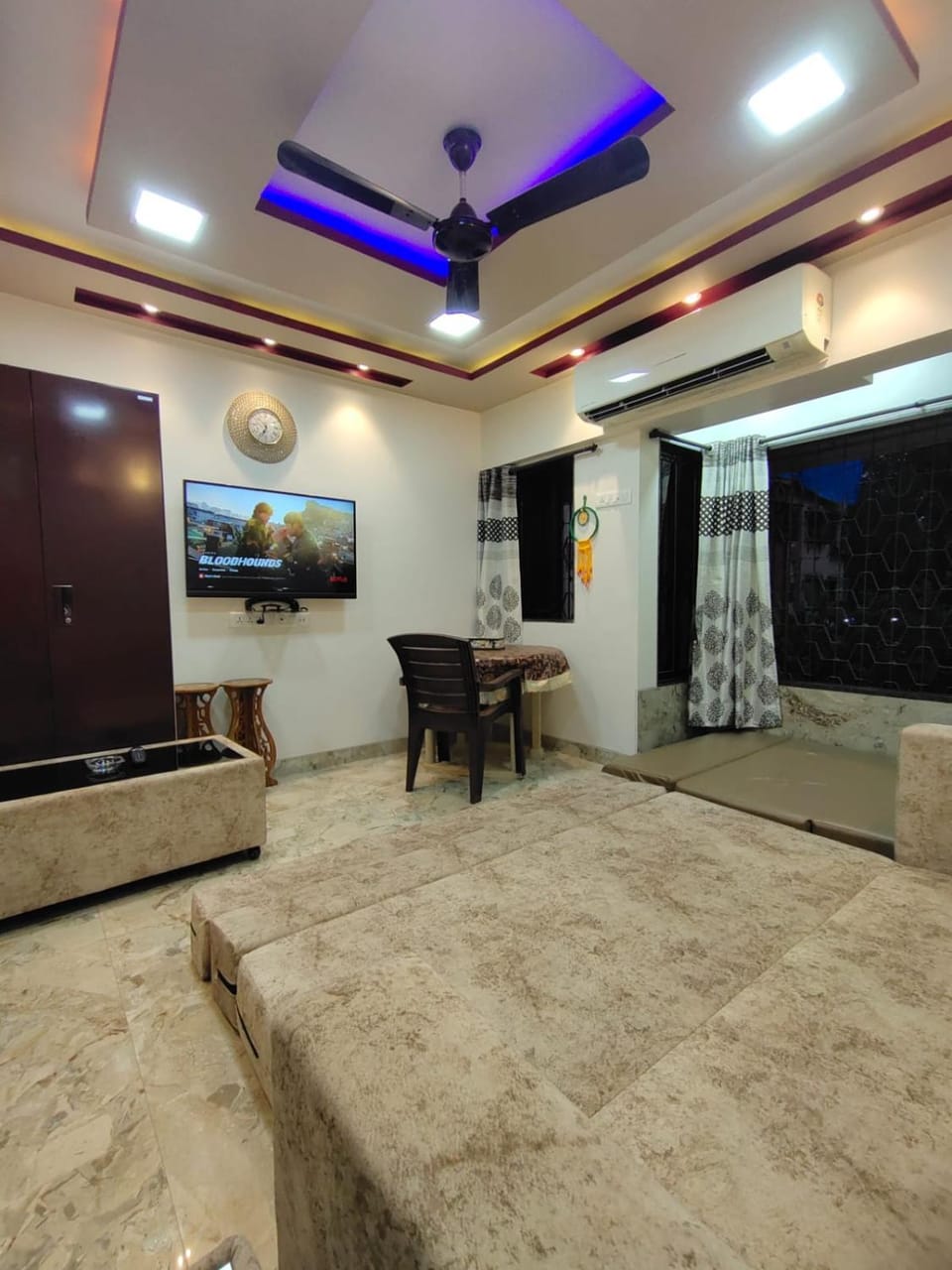 Cozy Furnished Apartment One Block From The Ocean Apartment in Mumbai