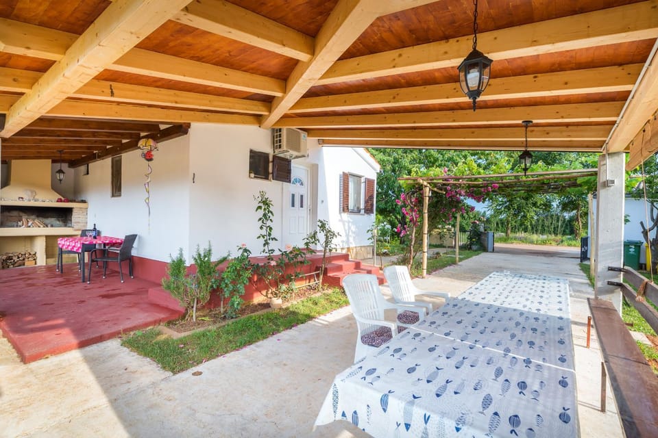 Patio, BBQ facilities, Garden, Seating area, Dining area, Pets, Garden view
