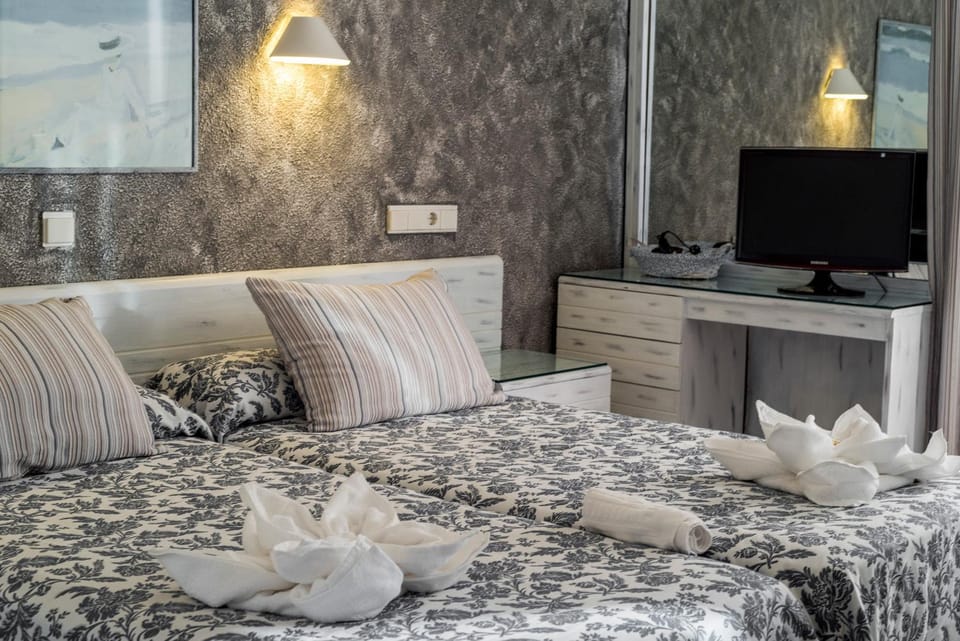 Bed, TV and multimedia, Bedroom