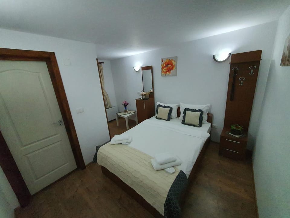 Casa Vera, Tudor Vladimirescu Bed and Breakfast in Romania