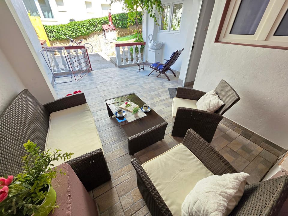 Patio, Balcony/Terrace, Seating area