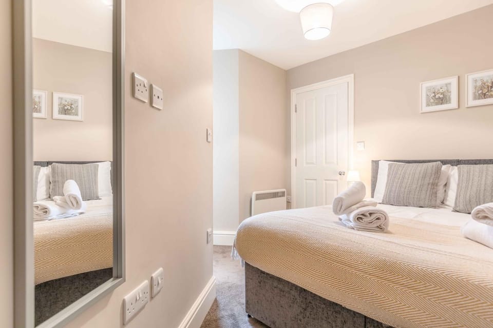Modern apartment within short walk of The Castle, High Street and Long Walk - FREE PARKING - By Tempstay Apartment in Windsor