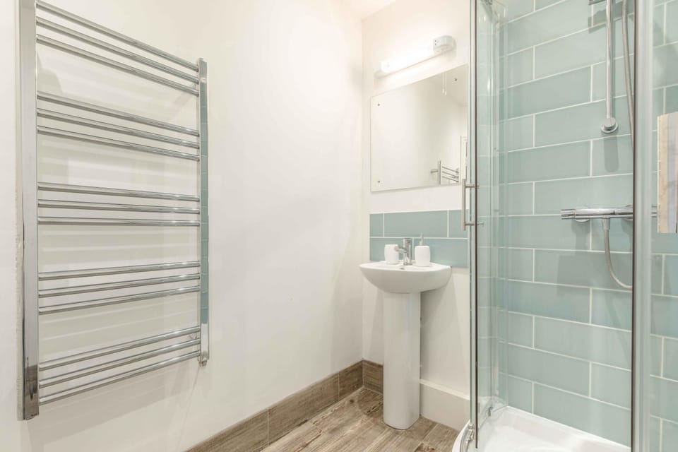 Modern apartment within short walk of The Castle, High Street and Long Walk - FREE PARKING - By Tempstay Apartment in Windsor