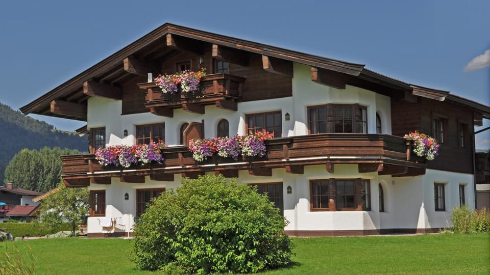 Facade/entrance, Balcony/Terrace