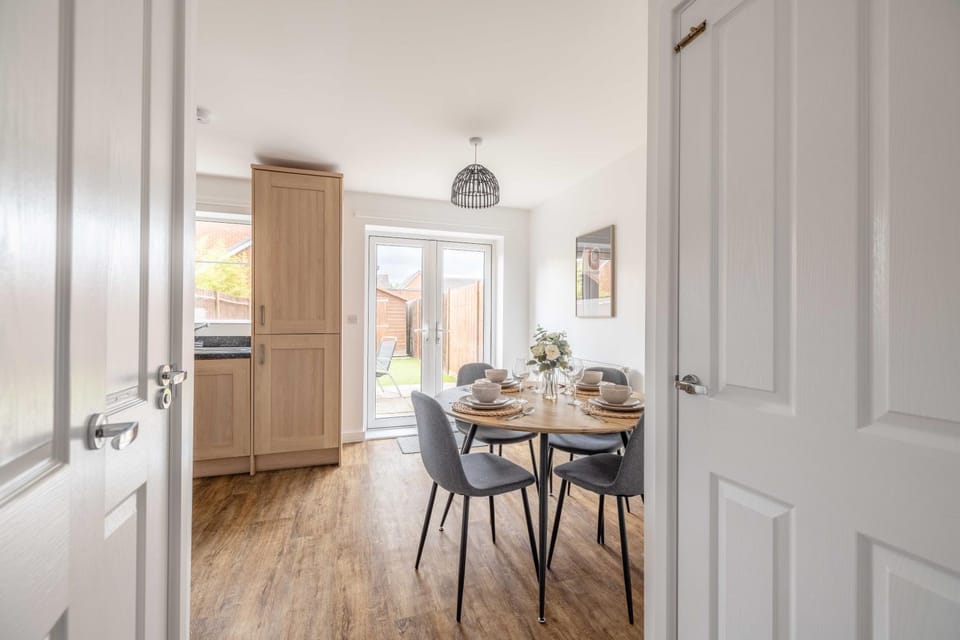 Windsor 10 Mins - 3 Bedrooms, 2 Bathrooms House with Parking - By Tempstay Apartment in Slough