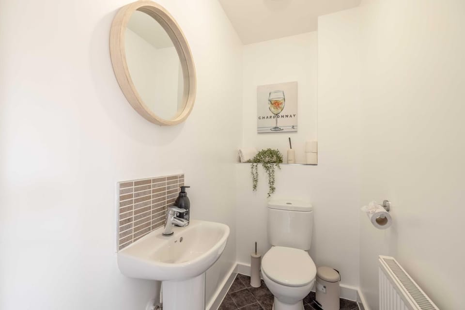 Windsor 10 Mins - 3 Bedrooms, 2 Bathrooms House with Parking - By Tempstay Apartment in Slough