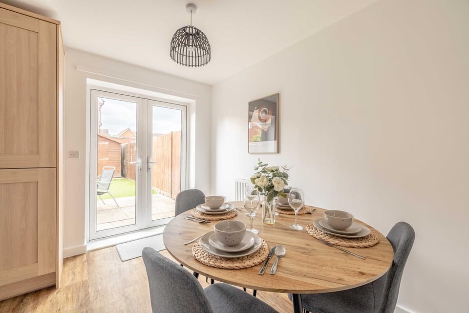 Windsor 10 Mins - 3 Bedrooms, 2 Bathrooms House with Parking - By Tempstay Apartment in Slough