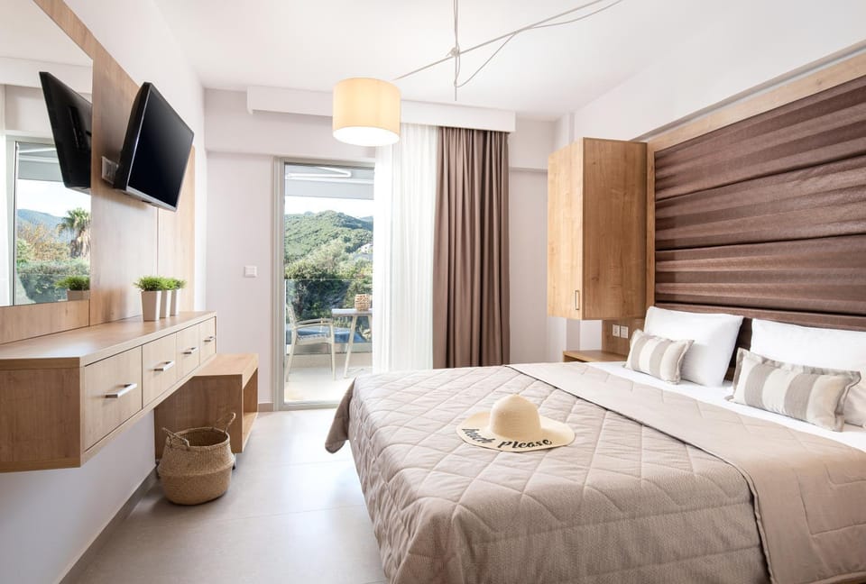 Bed, TV and multimedia, Photo of the whole room, Decorative detail, Bedroom, Mountain view, towels