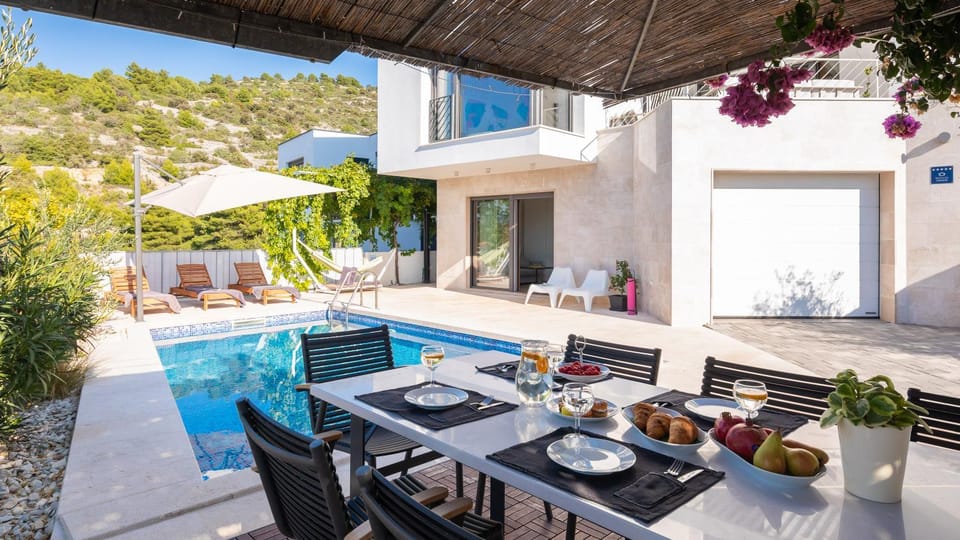 Swimming pool, Dinner, sunbed