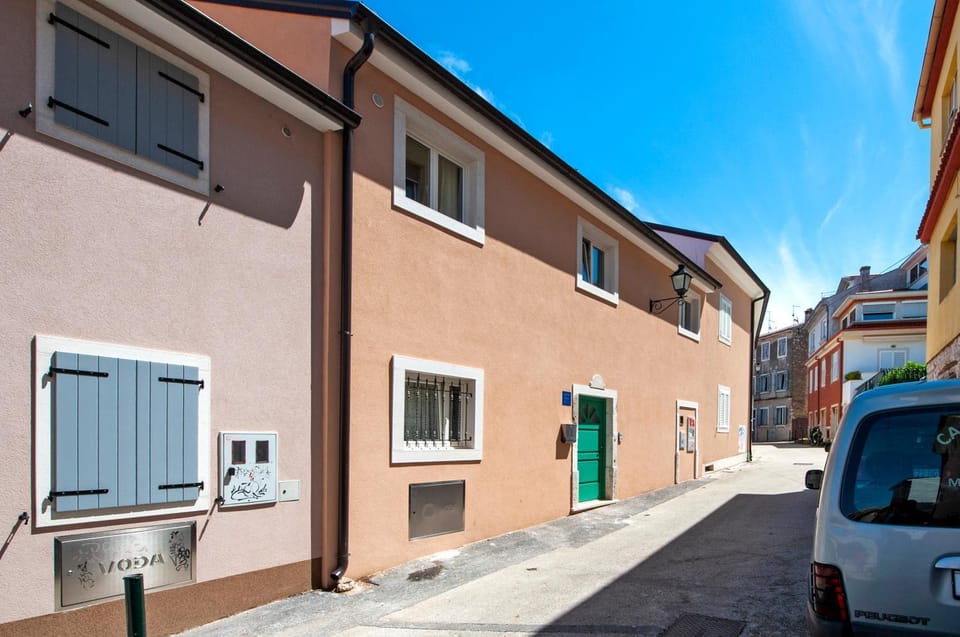 Property building, Neighbourhood