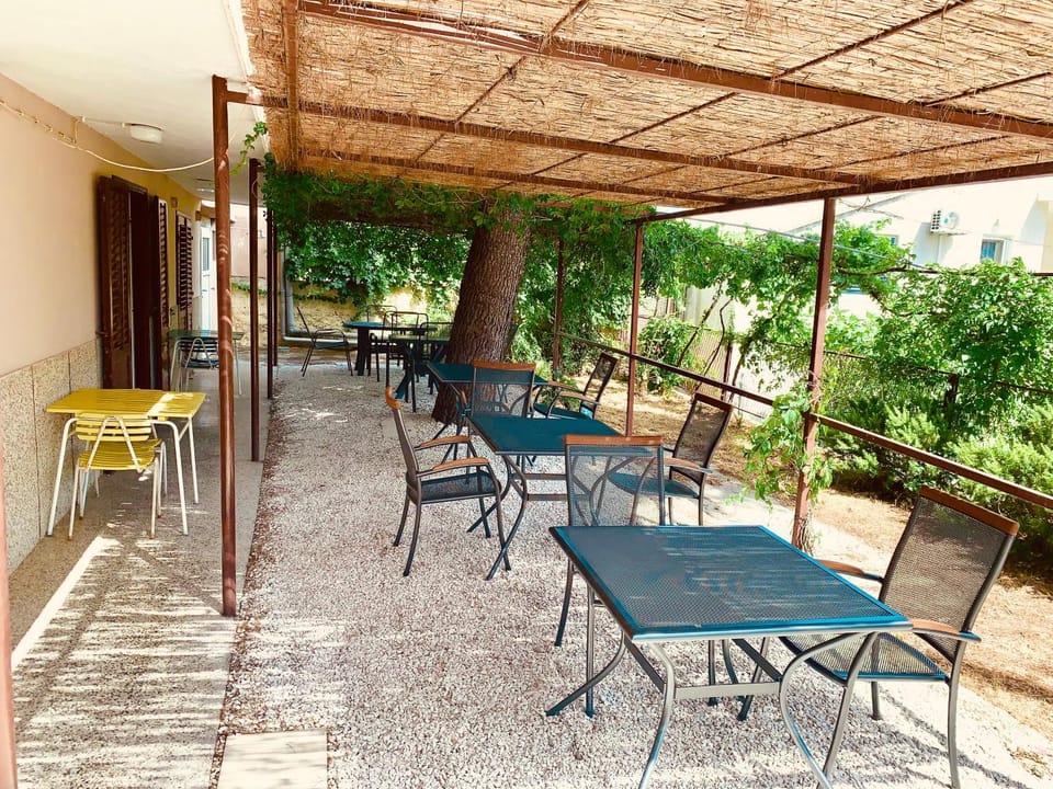 Day, Living room, Seating area, Dining area, Communal kitchen