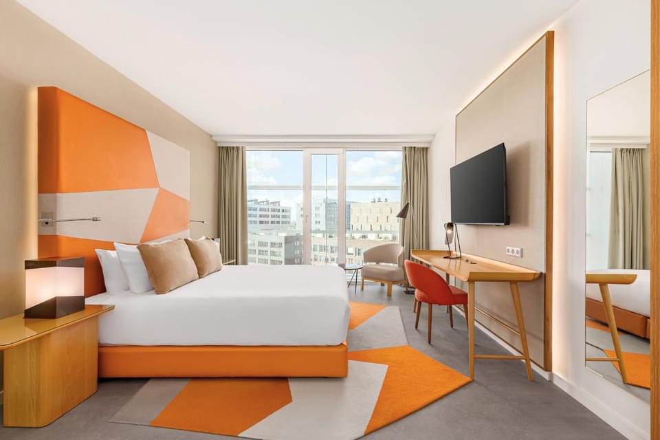 Bed, TV and multimedia, Photo of the whole room, Seating area, Bedroom