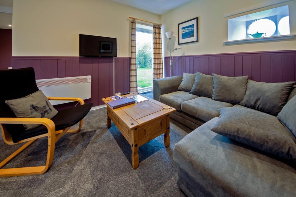 Communal lounge/ TV room, TV and multimedia, Living room, Seating area, Evening entertainment