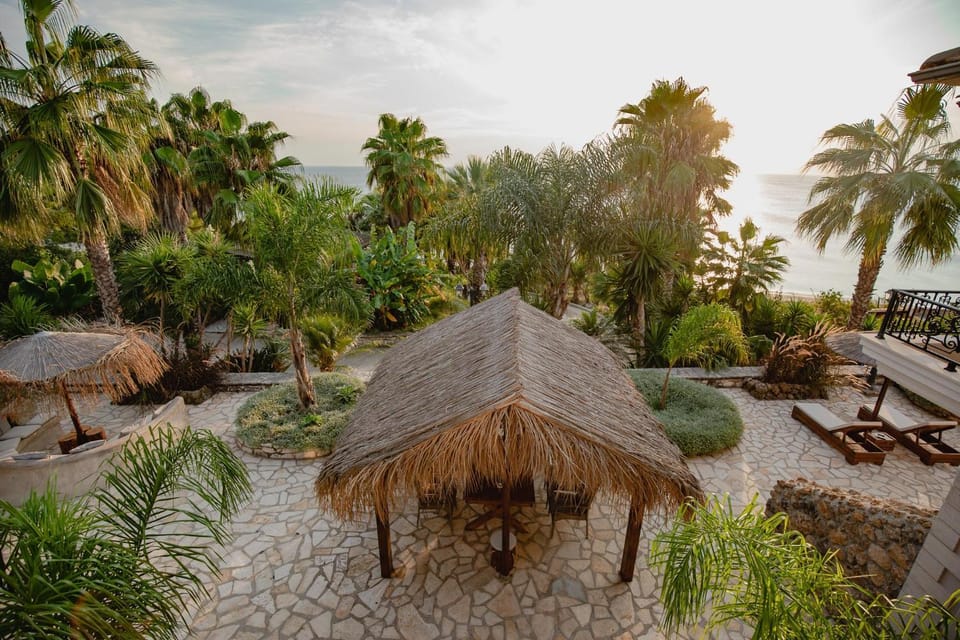 Nearby landmark, Day, Natural landscape, Garden, Garden view, sunbed