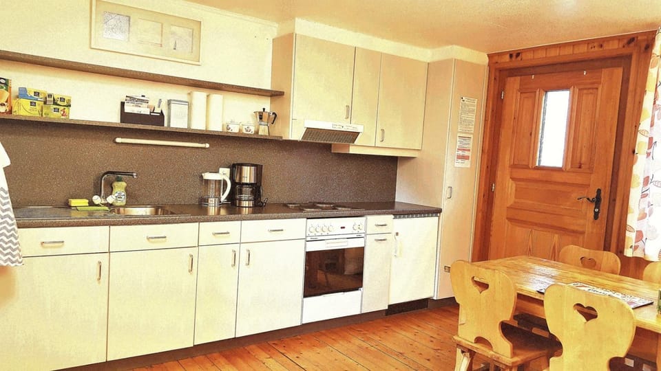 Coffee/tea facilities, Kitchen or kitchenette, Dining area, stove, toaster