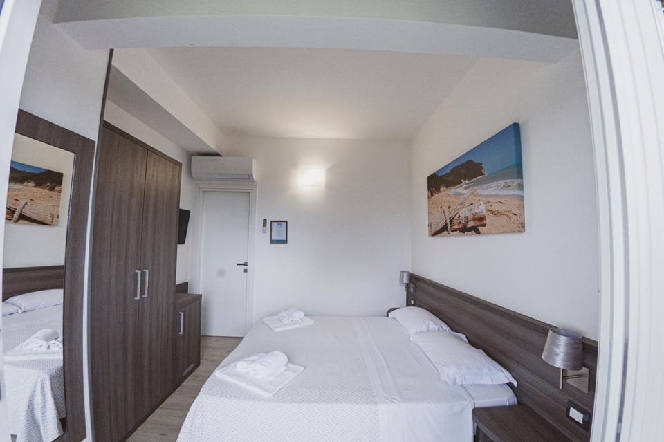 Bed, Bedroom, wardrobe, air conditioner