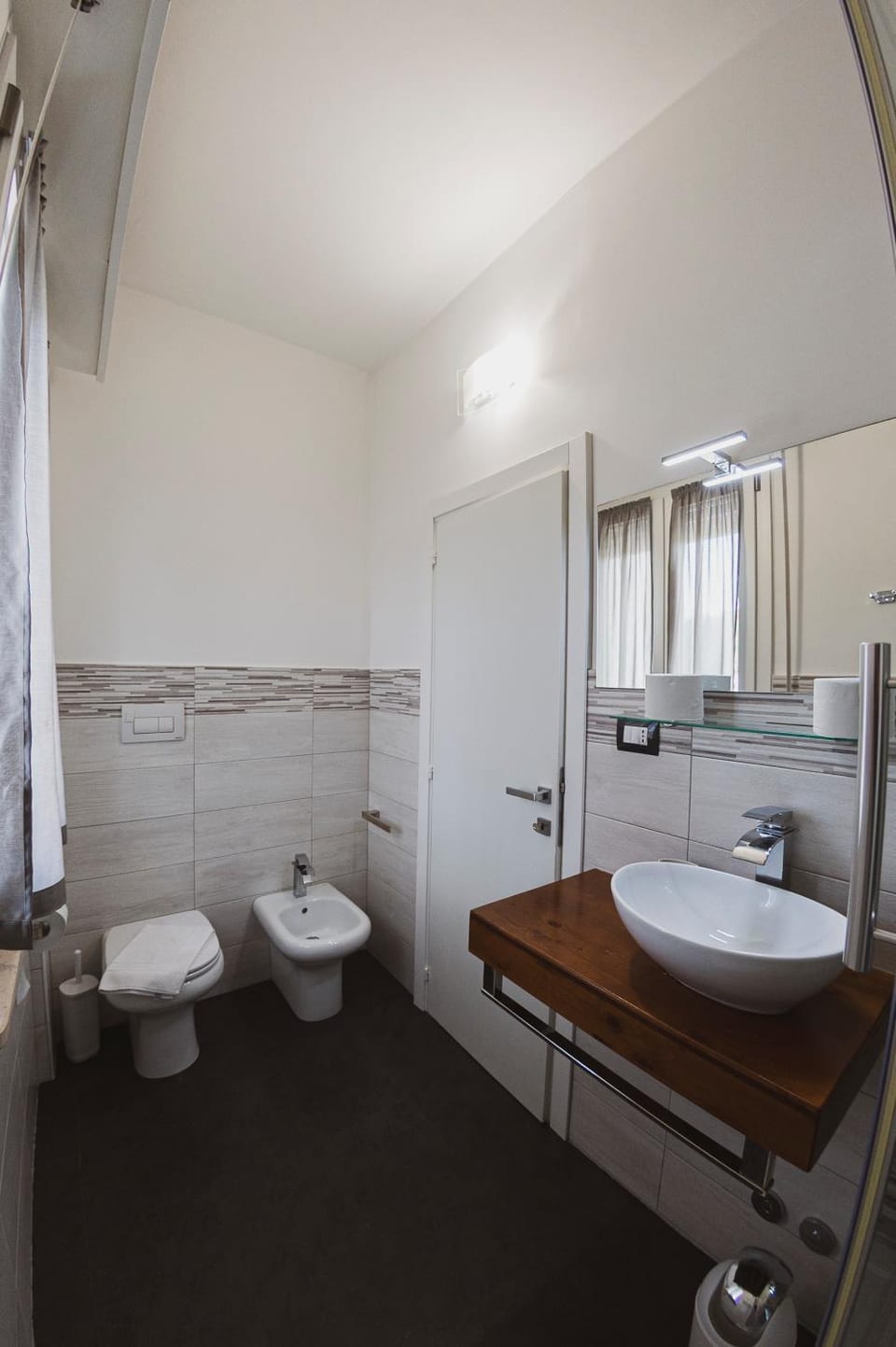 Shower, Toilet, Bathroom, bidet, towels
