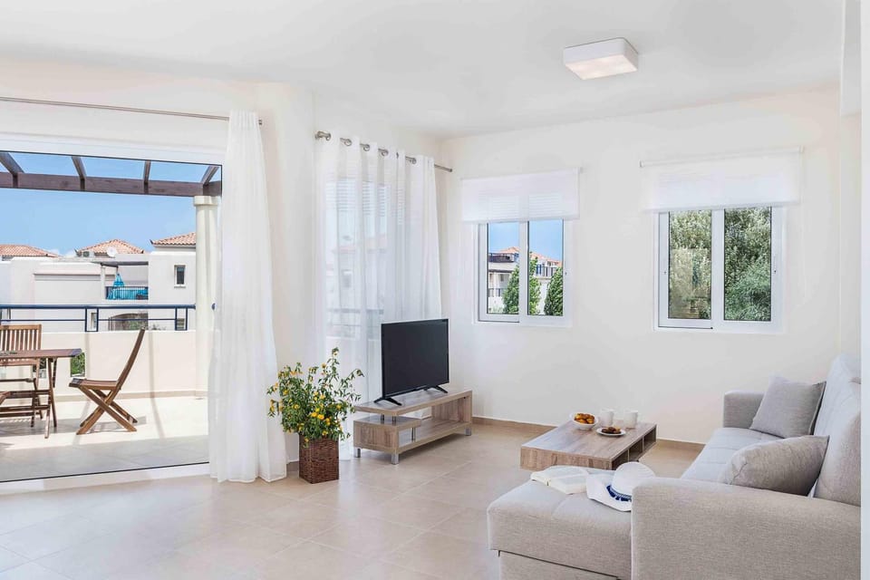 Day, Neighbourhood, Summer, TV and multimedia, Balcony/Terrace, Balcony/Terrace, Living room, Seating area, On site, Street view, Street view, Quiet street view