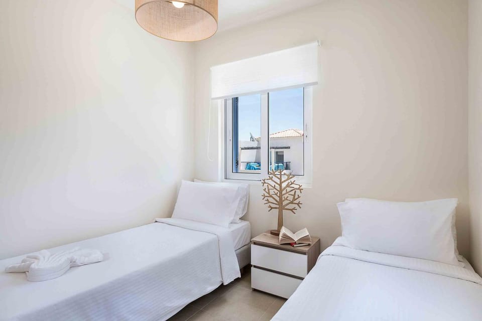 Bed, Day, Neighbourhood, Summer, Bedroom, On site, Street view, Street view, Quiet street view