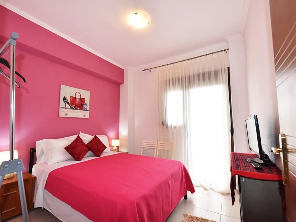 Bed, TV and multimedia, Photo of the whole room, Bedroom