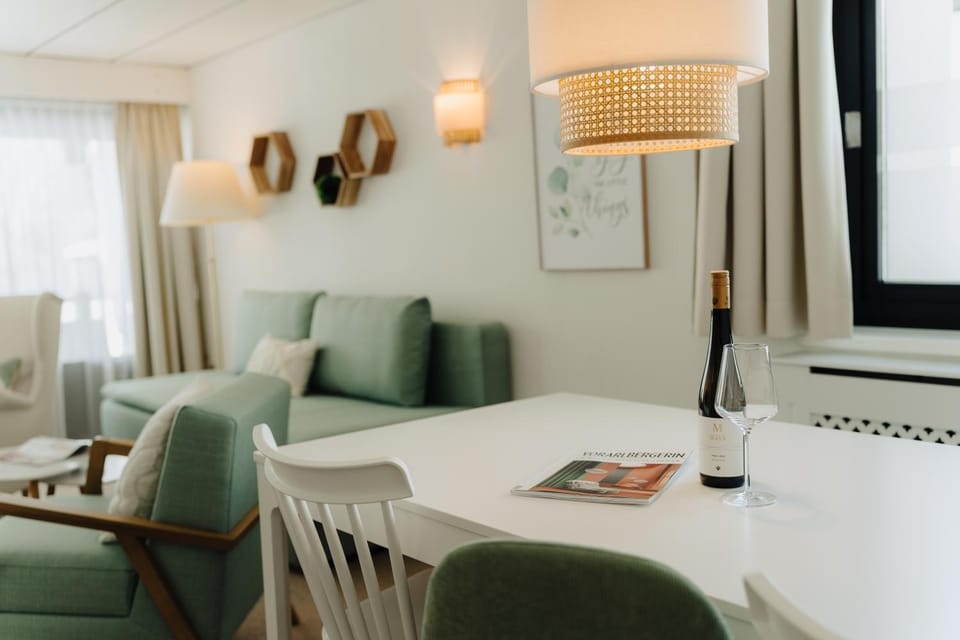 Living room, Seating area, Dining area