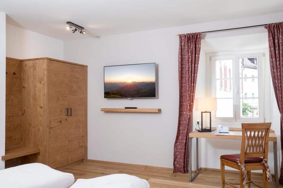 Bed, TV and multimedia, Seating area, Bedroom