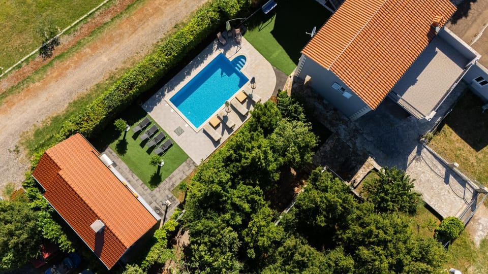 Property building, Bird's eye view, Swimming pool