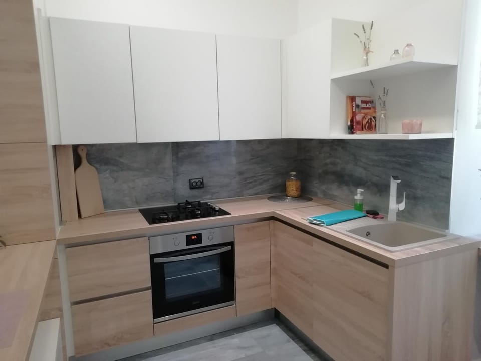 Kitchen or kitchenette, pet friendly, stove
