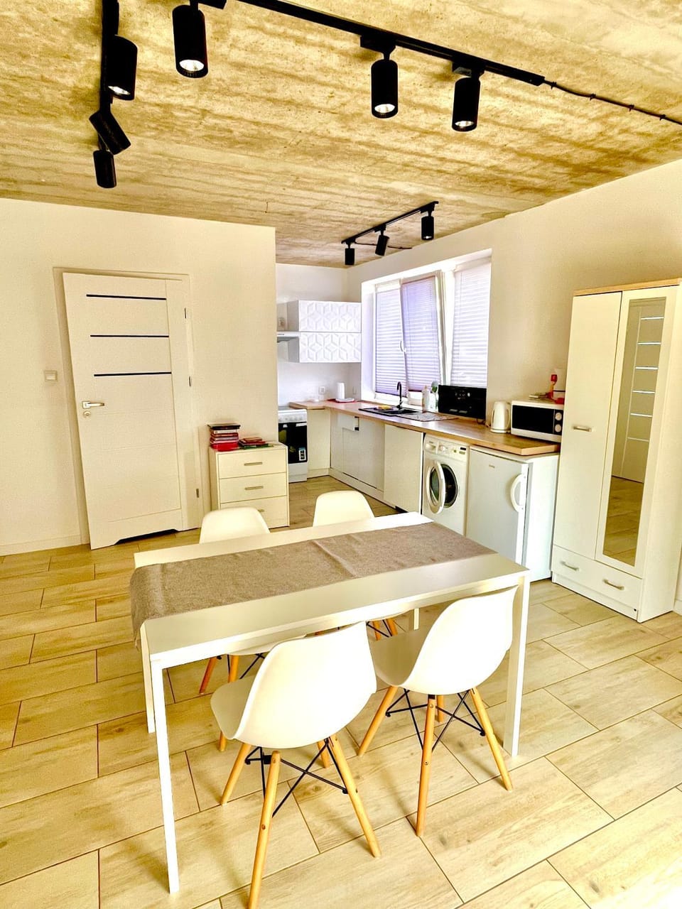 Kitchen or kitchenette, Dining area, oven, stove