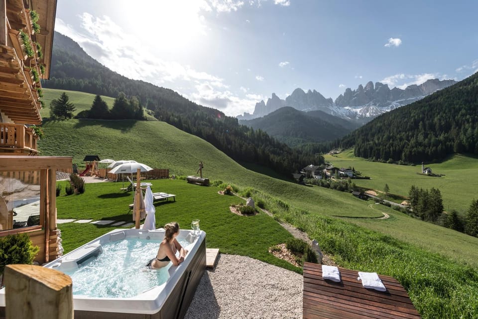 Nearby landmark, Spring, Day, Natural landscape, Hot Tub, Mountain view, Pool view, Swimming pool, sunbed