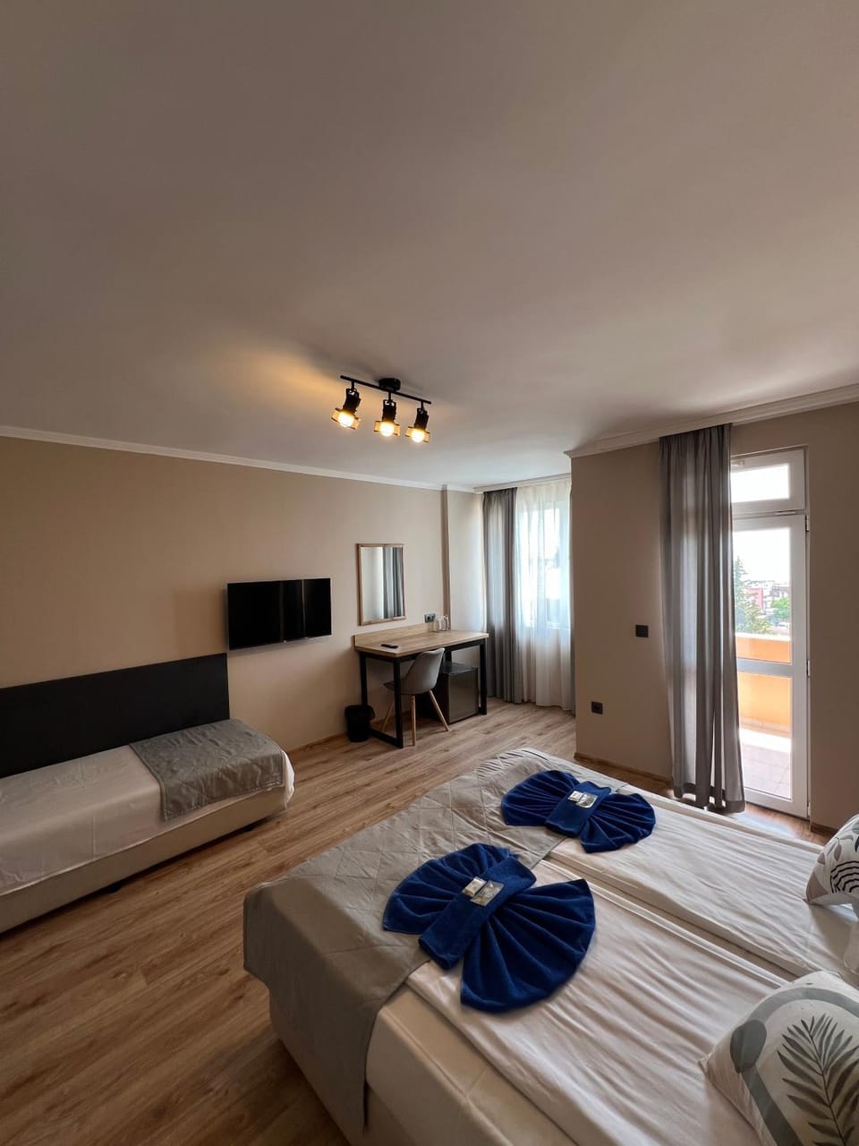 Bed, TV and multimedia, Photo of the whole room, Seating area, Bedroom, towels