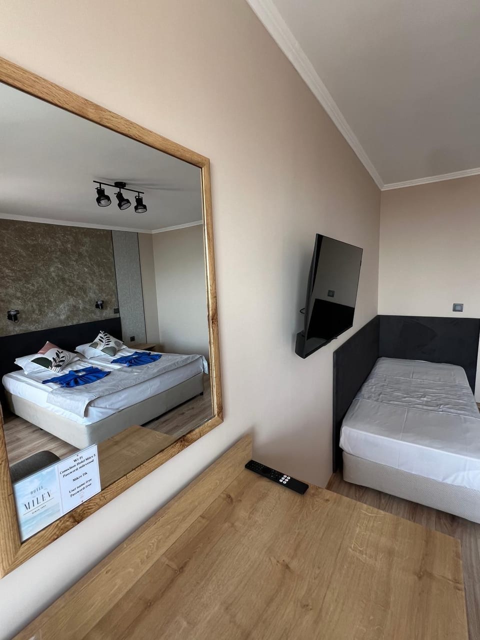 Bed, TV and multimedia, Photo of the whole room, Bedroom