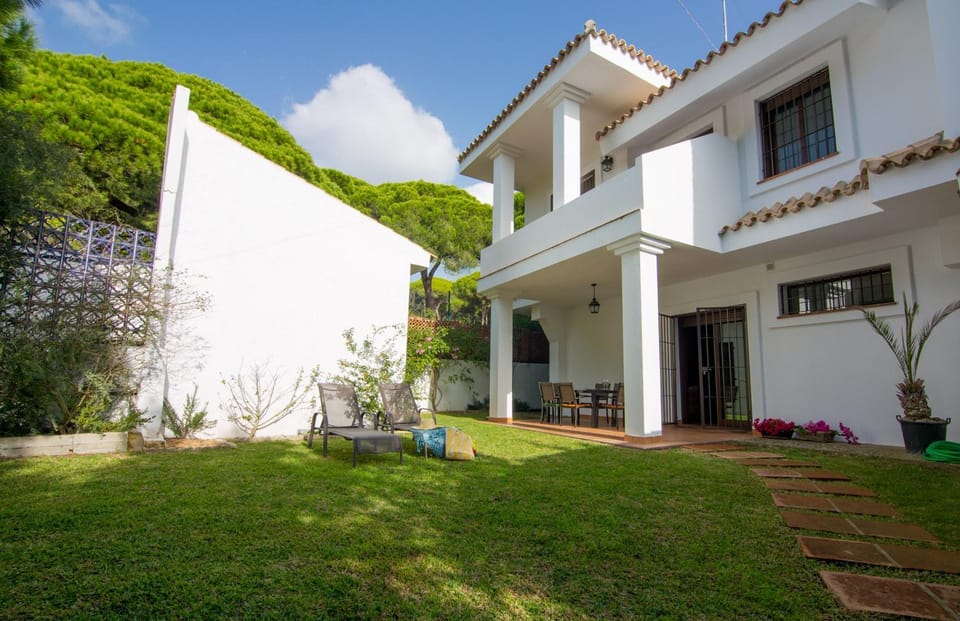 Property building, Facade/entrance, BBQ facilities, Garden, Balcony/Terrace, Beach, Garden view, Mountain view
