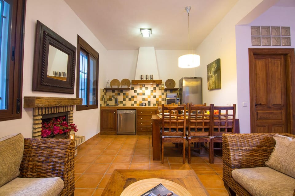 Toilet, Coffee/tea facilities, Kitchen or kitchenette, Living room, Photo of the whole room, Seating area, Dining area, Pets
