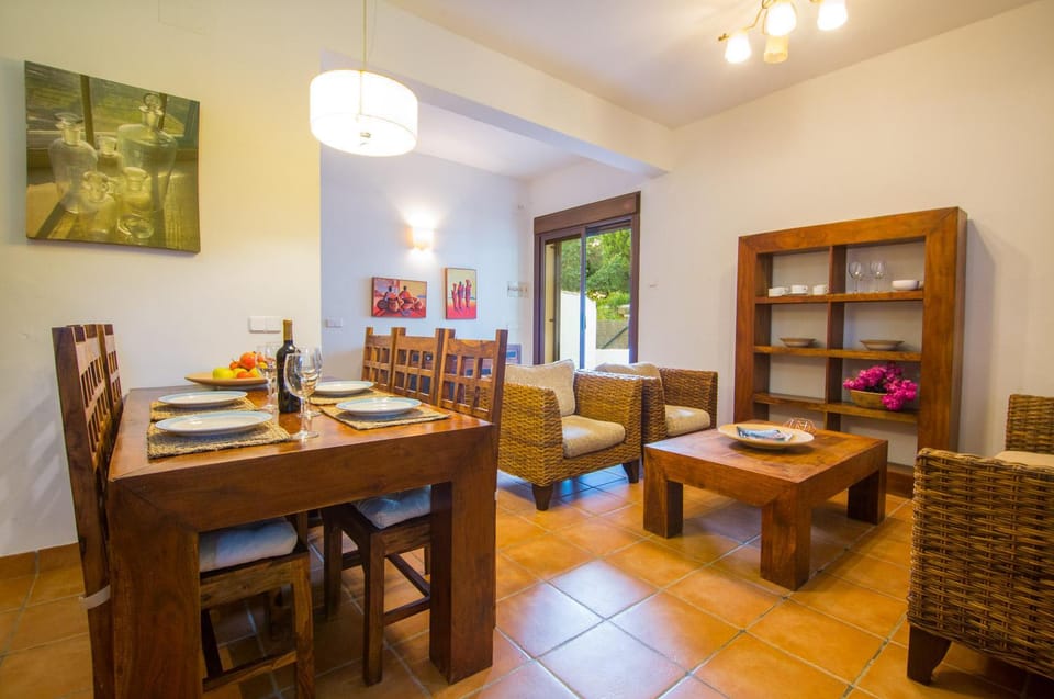BBQ facilities, TV and multimedia, Balcony/Terrace, Kitchen or kitchenette, Living room, Decorative detail, Dining area, Garden view