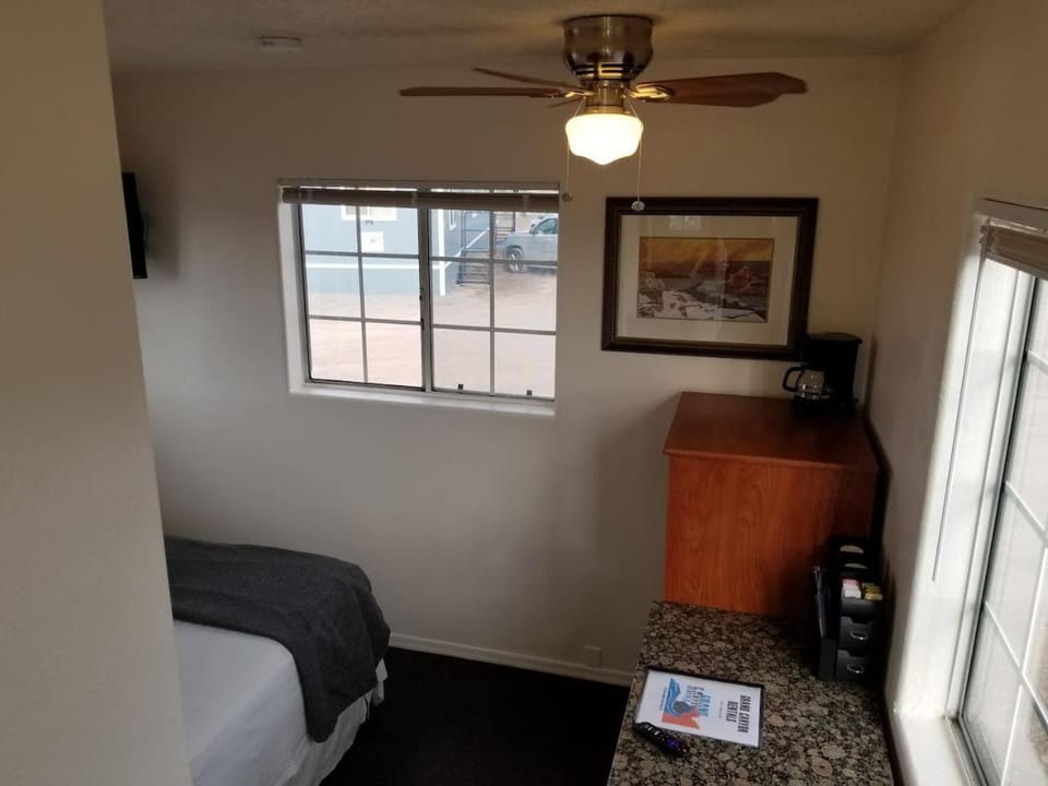 Bed, TV and multimedia, Bedroom, fireplace
