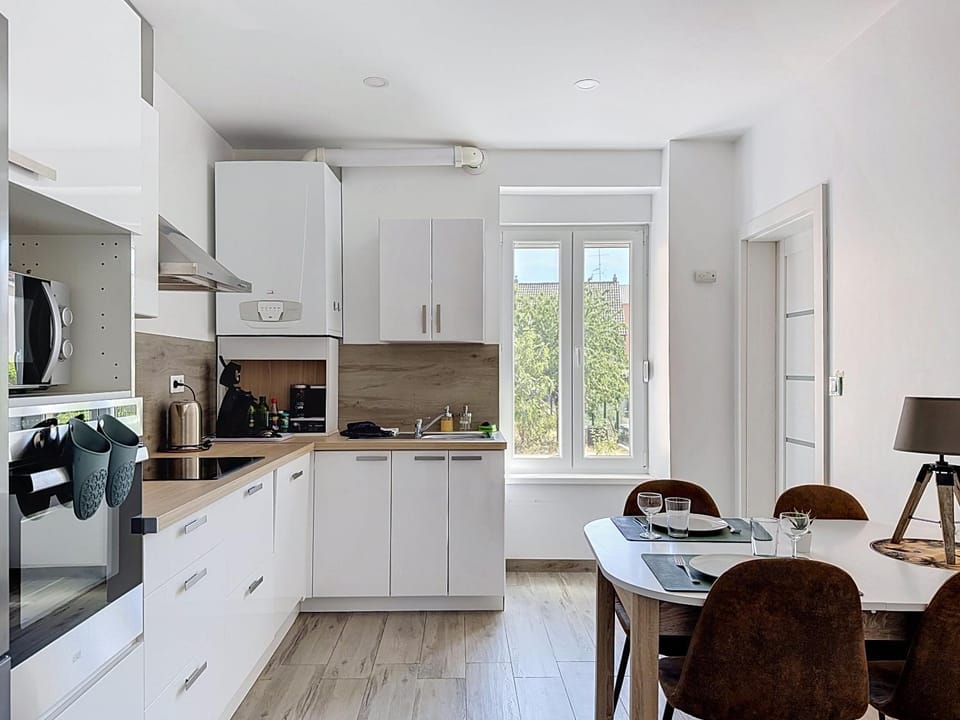 Coffee/tea facilities, Kitchen or kitchenette, Dining area, Meals, oven, stove, kitchen