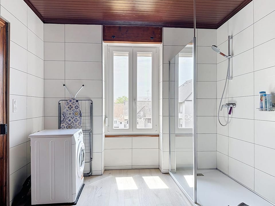 Shower, City view, Garden view, washing machine