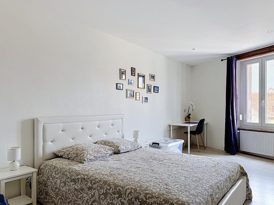Bed, Night, Decorative detail, Seating area, furniture