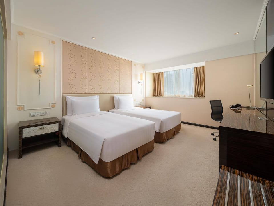 Bed, TV and multimedia, Bedroom