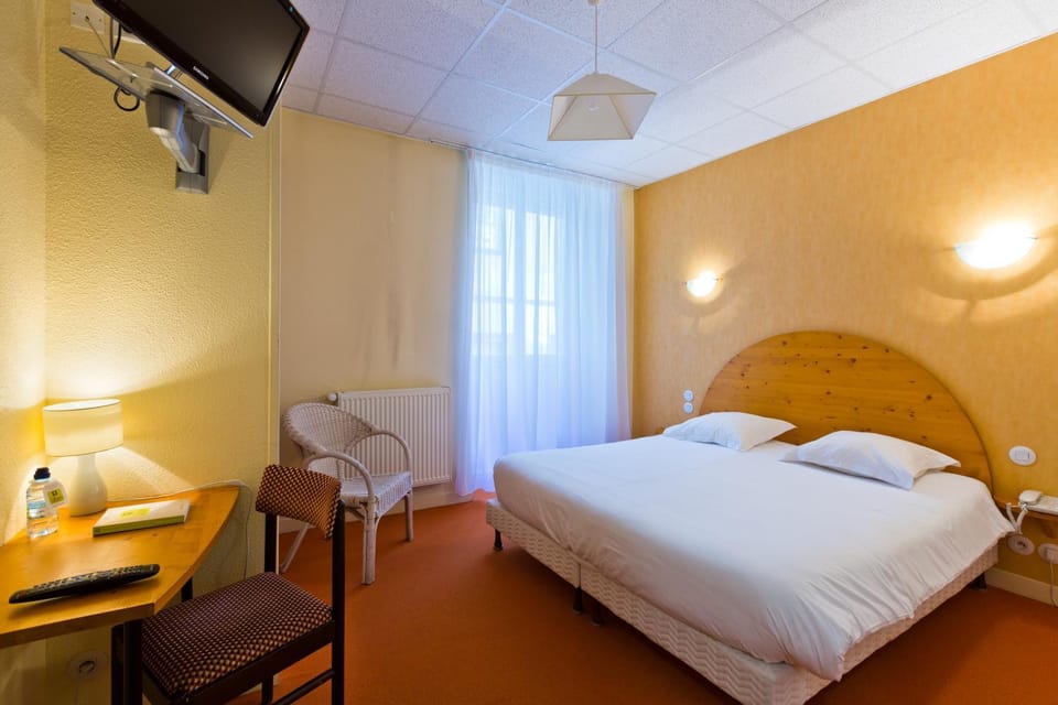 Bed, TV and multimedia, Photo of the whole room, Seating area, Bedroom