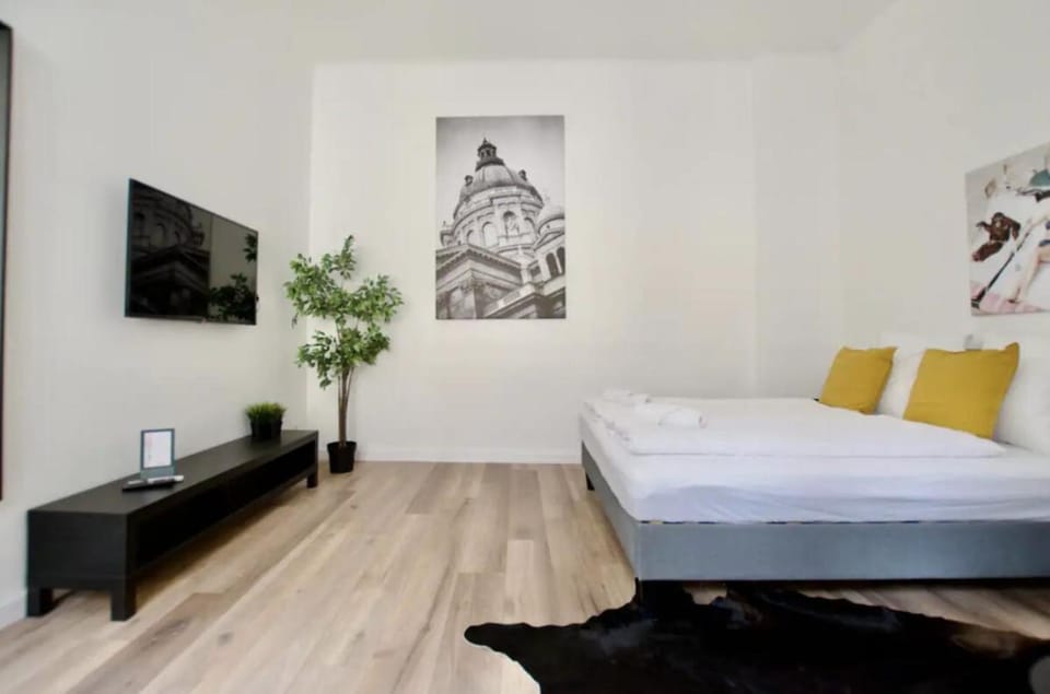 Bed, TV and multimedia, Photo of the whole room, Seating area, Bedroom