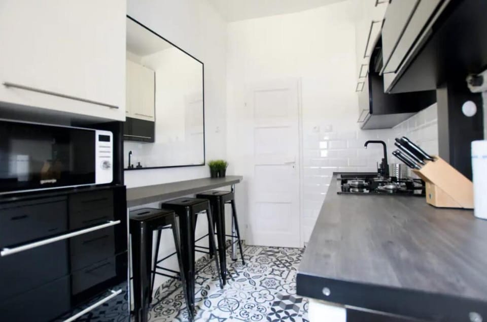 Kitchen or kitchenette, Dining area, oven