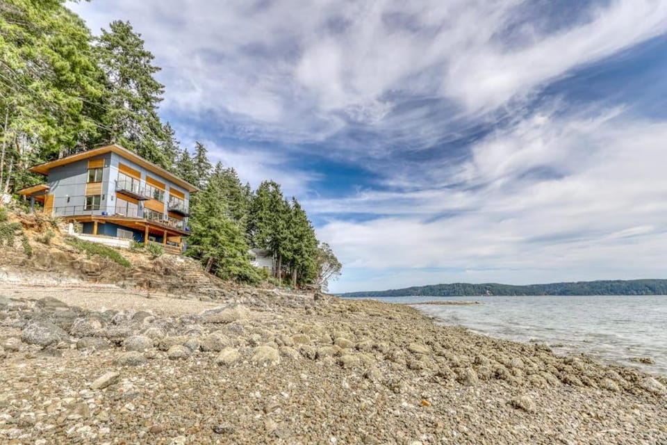 Paradise Cove Retreat House in Brinnon