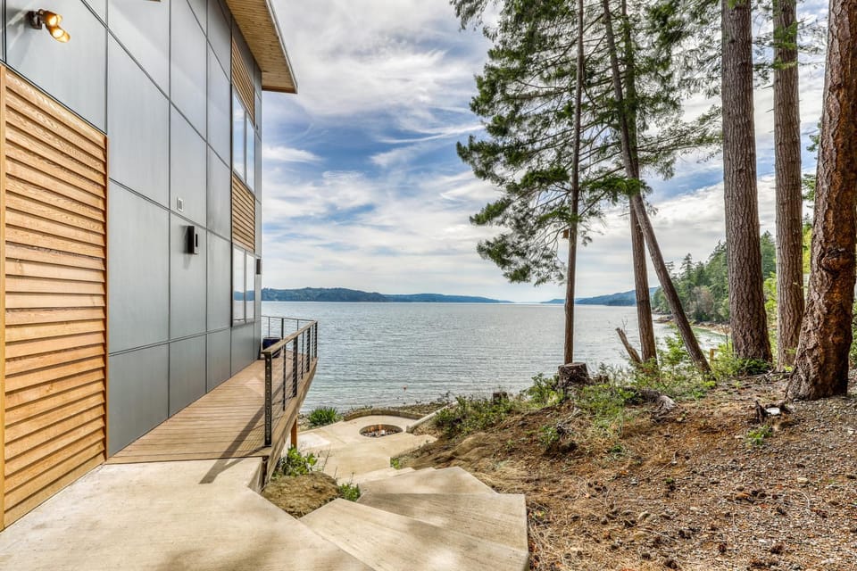 Paradise Cove Retreat House in Brinnon