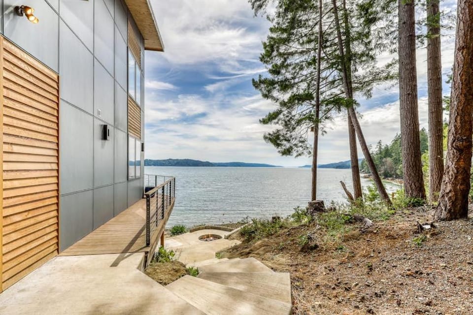 Paradise Cove Retreat House in Brinnon