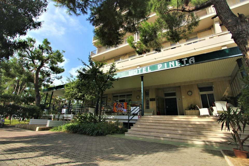 Property building, Facade/entrance, Garden, Balcony/Terrace